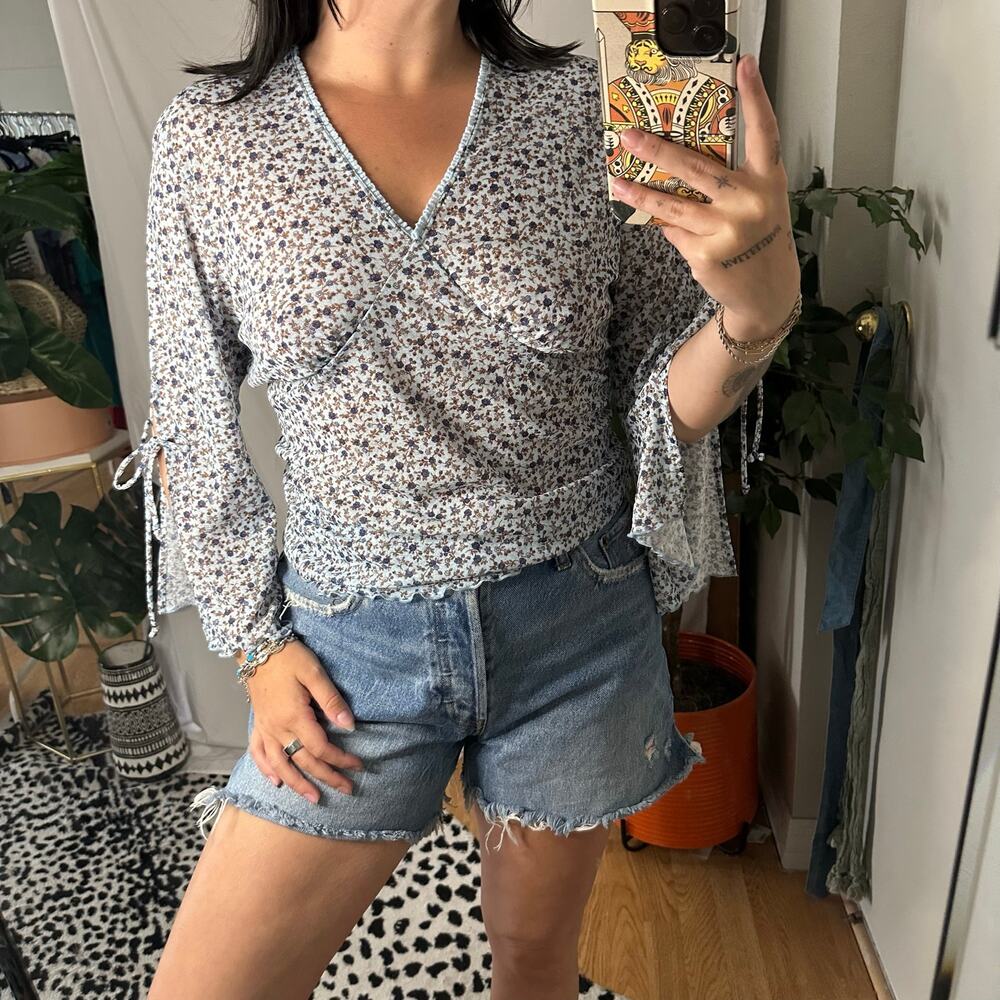90s No Boundaries Floral V-Neck Tie Detail Split Sleeve Top Blue  Y2K